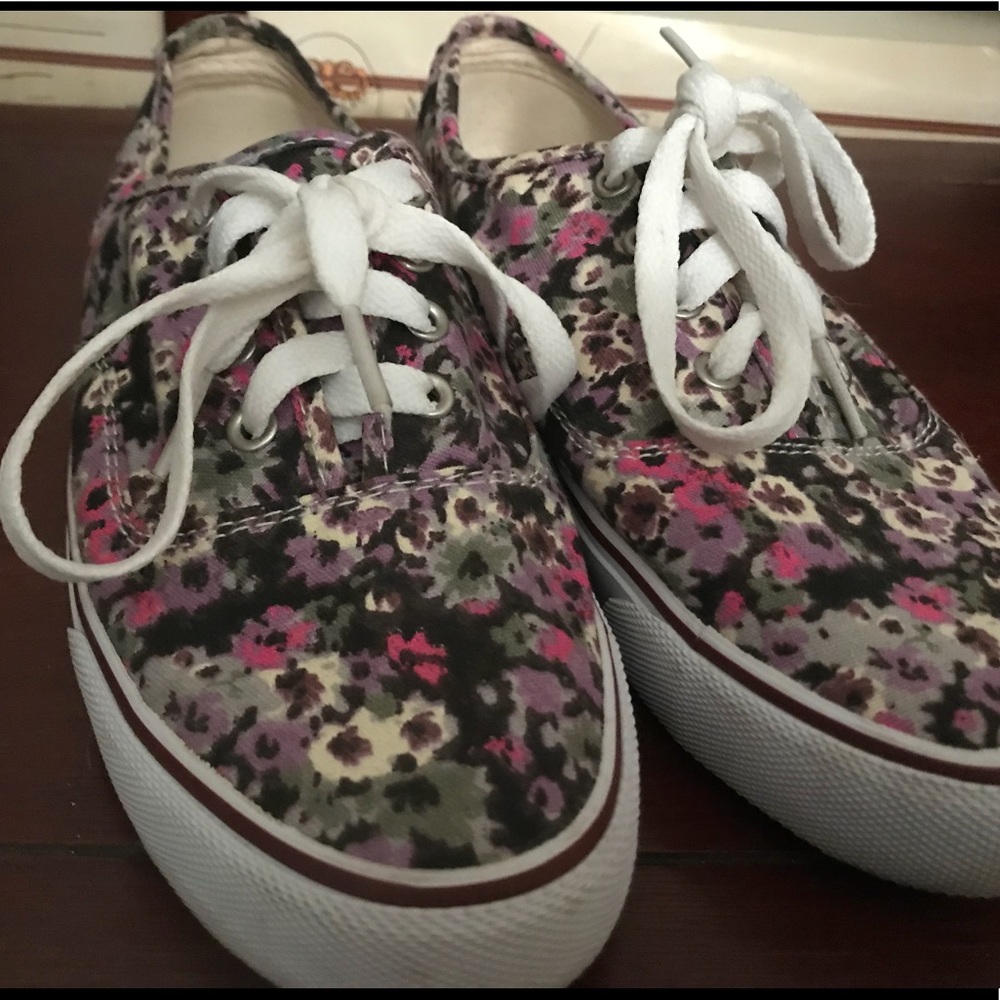 American Eagle Flowered Shoes